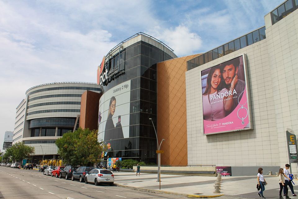 DOT Baires Shopping building in Saavedra