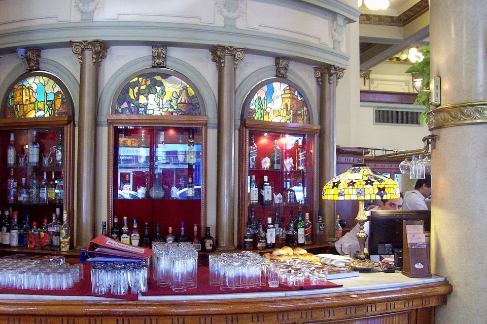 Counter of Confitería Las Violetas with its stained glass