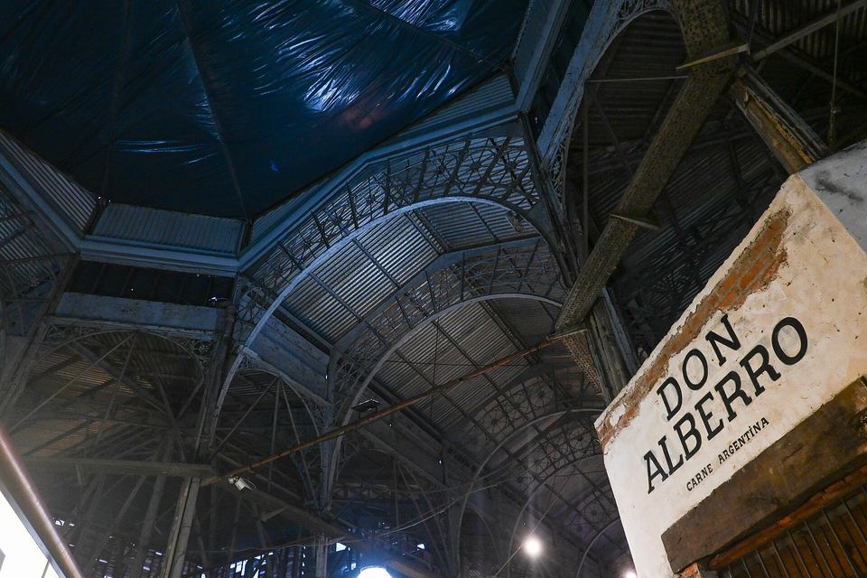 Estructura de hierro del Mercado de San Telmo en Buenos Aires