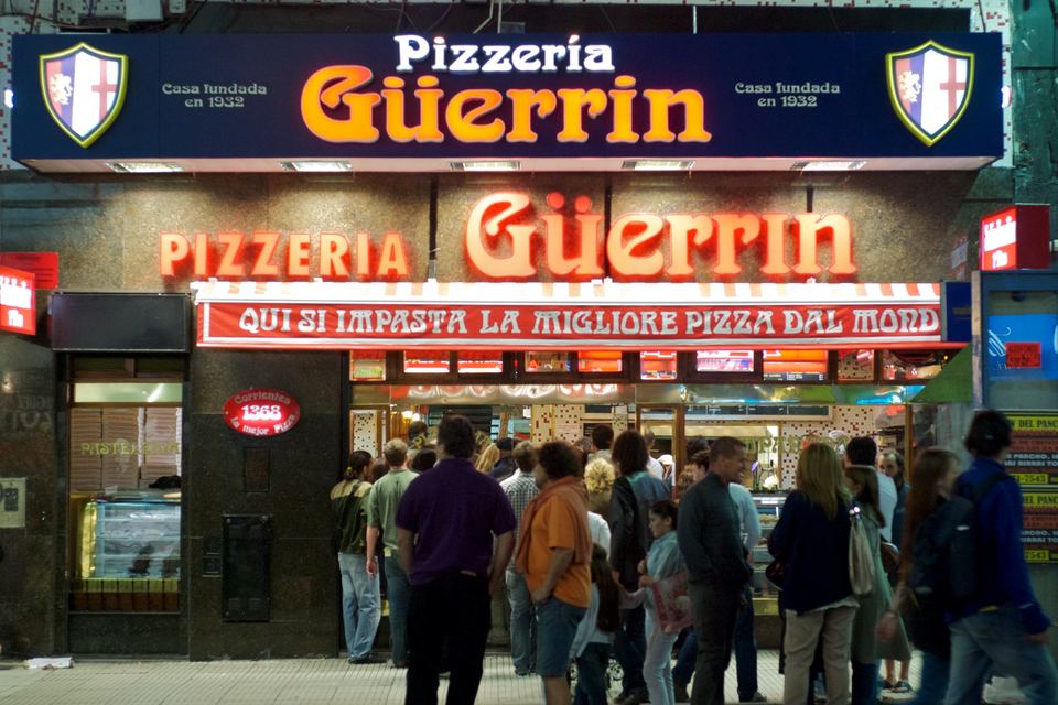 Facade of Güerrín pizzeria on Avenida Corrientes