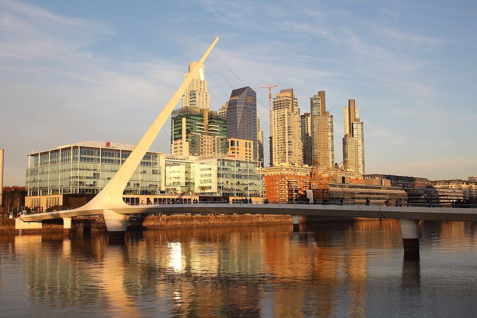 El Puente de la Mujer sobre el dique de Puerto Madero, en Buenos Aires