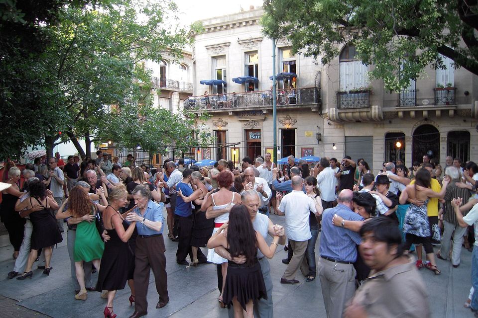 Parejas bailando tango en la Plaza Dorrego, en San Telmo, Buenos Aires