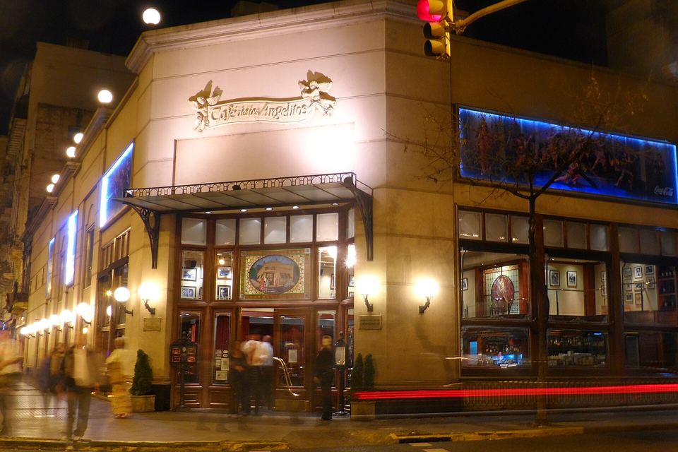 Facade of Café de los Angelitos lit up at night