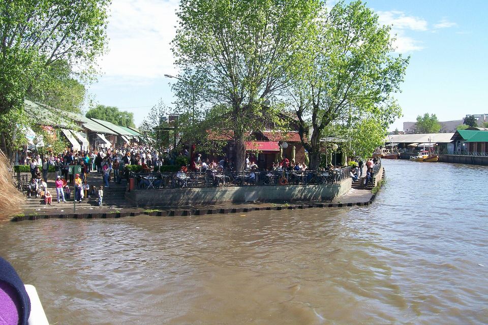 Stalls and people at Puerto de Frutos in Tigre, by the river