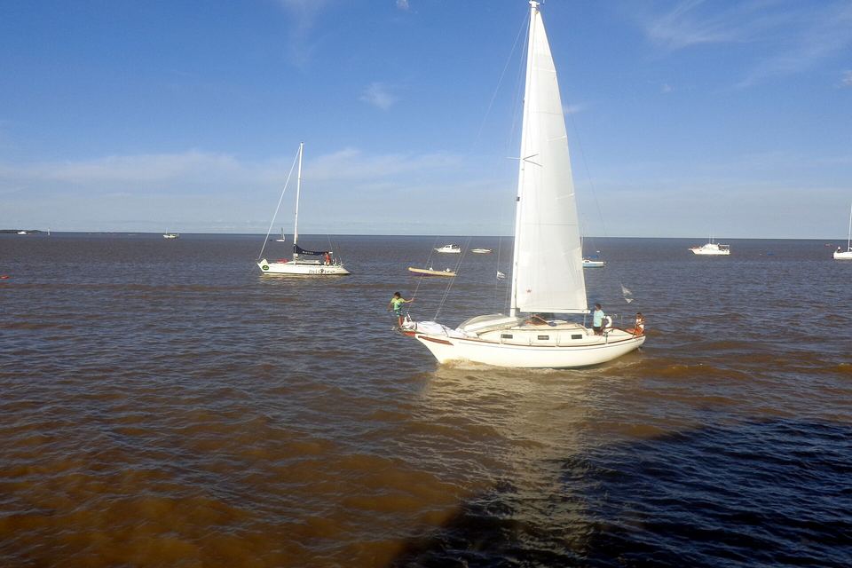 White sailboat sailing on the Río de la Plata