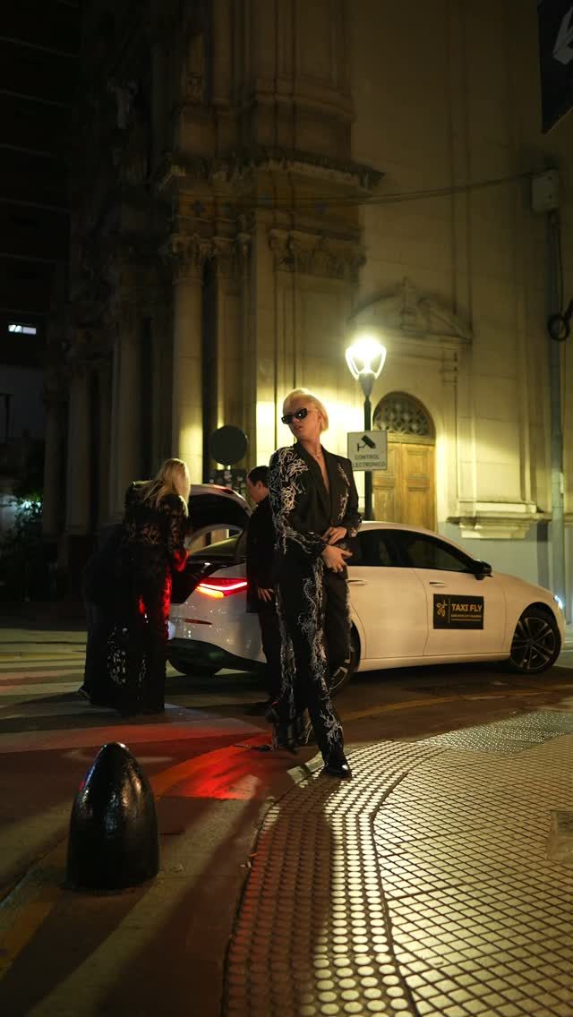 Modelos junto al Mercedes-Benz CLA blanco de Taxifly en la Argentina Fashion Week 67