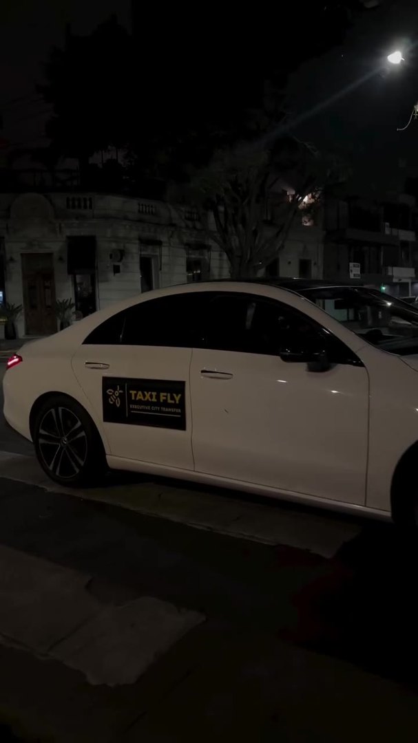 Mercedes-Benz CLA blanco de Taxifly esperando de noche