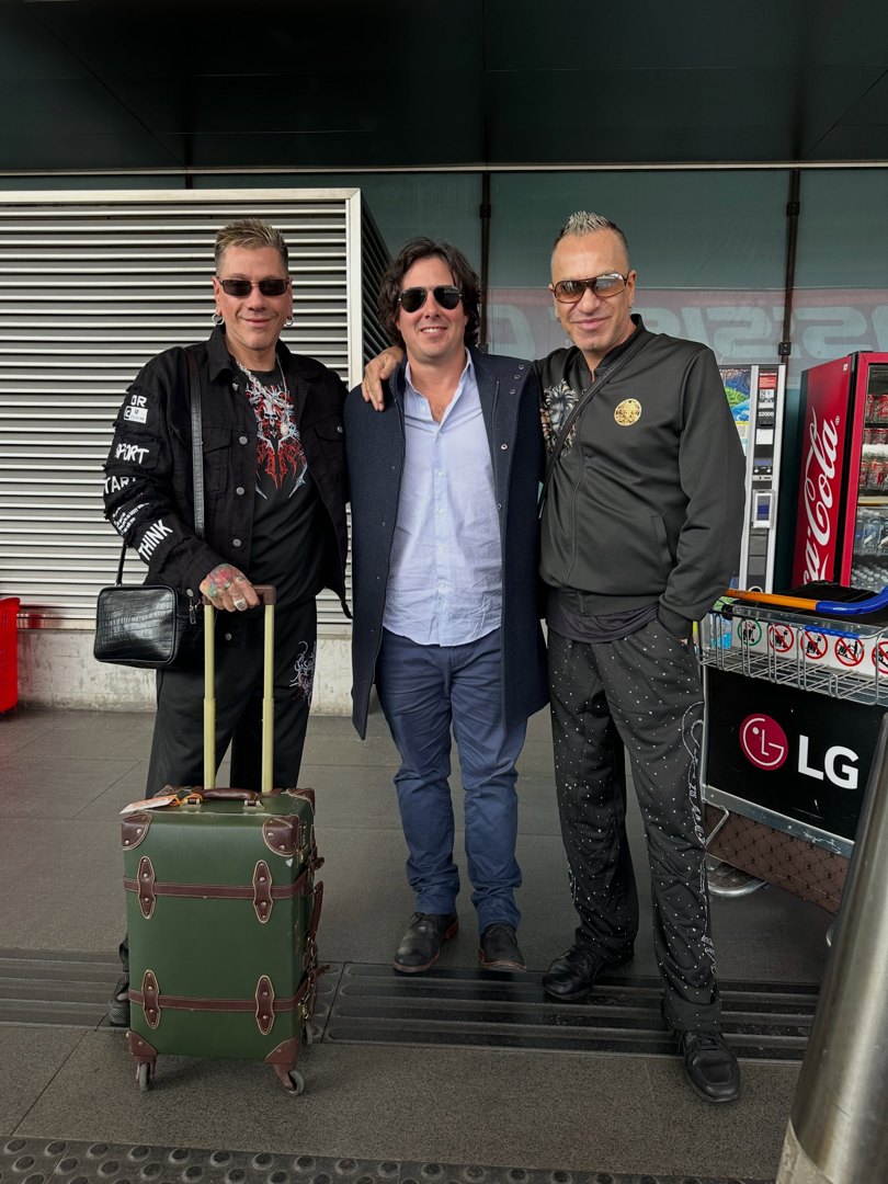 Roberto Piazza y Walter Vázquez con su equipaje en el aeropuerto, junto a Taxifly