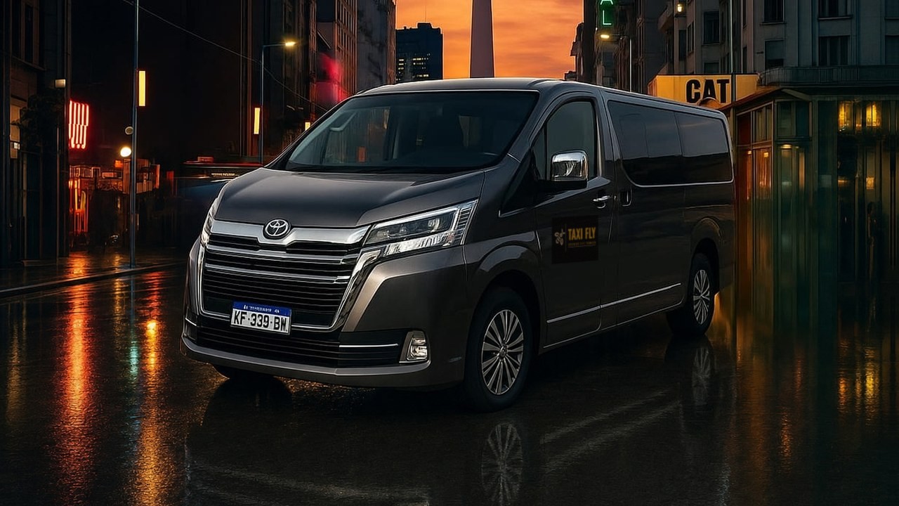 Toyota Hiace Wagon Luxury gris oscura de Taxifly, van ejecutiva Bluefly para hasta 8 pasajeros